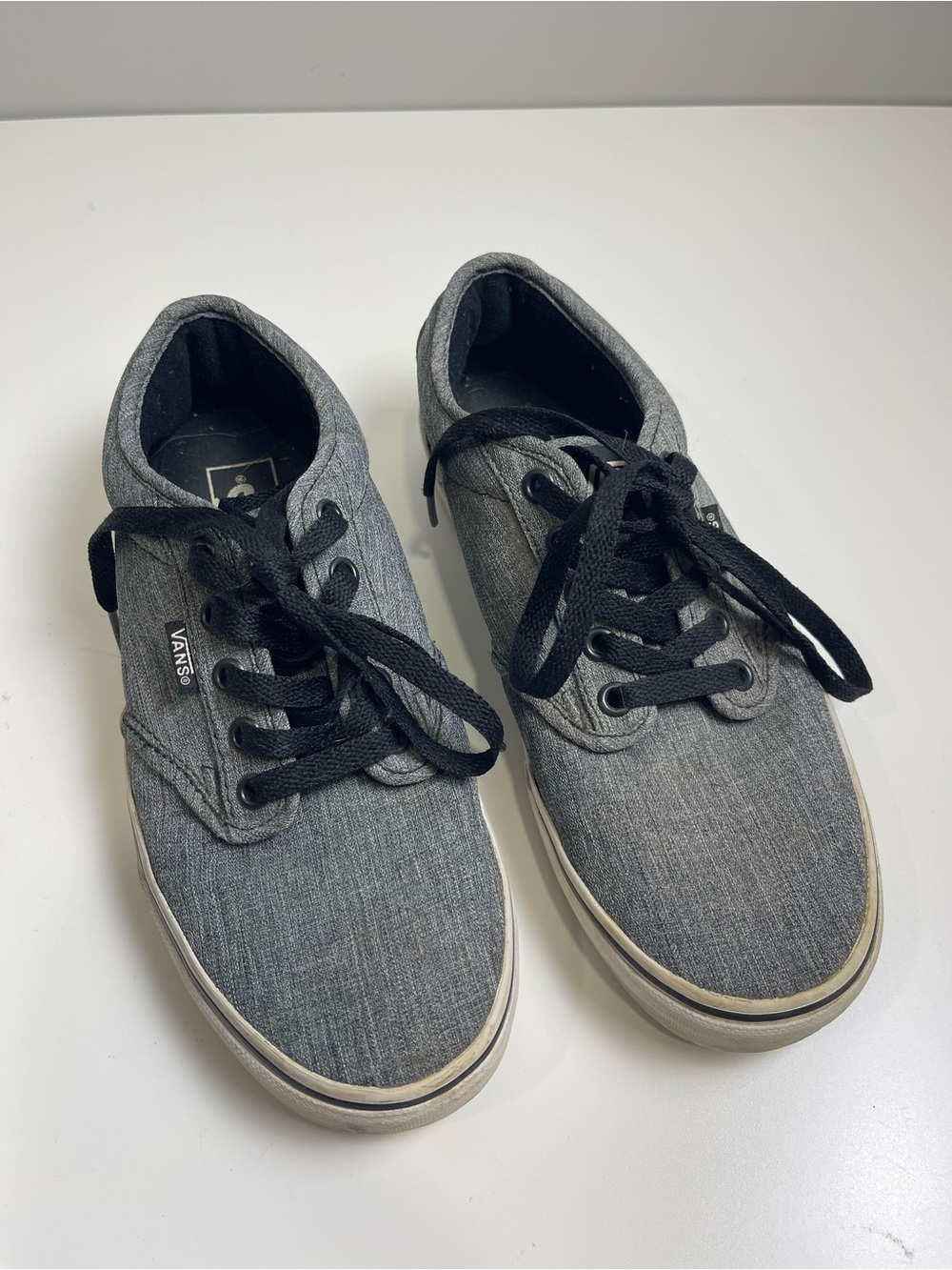 Vans men’s Gray Canvas Low-Top Sneakers with Black Laces size 7